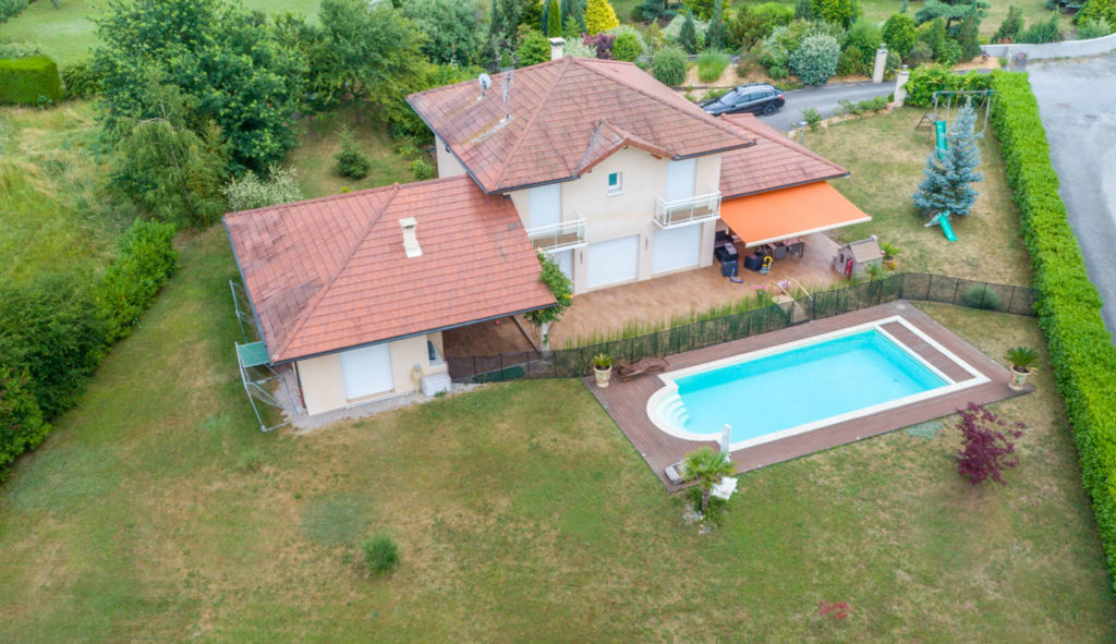 Drone Léman : Présentation d'un bien immobilier avec piscine