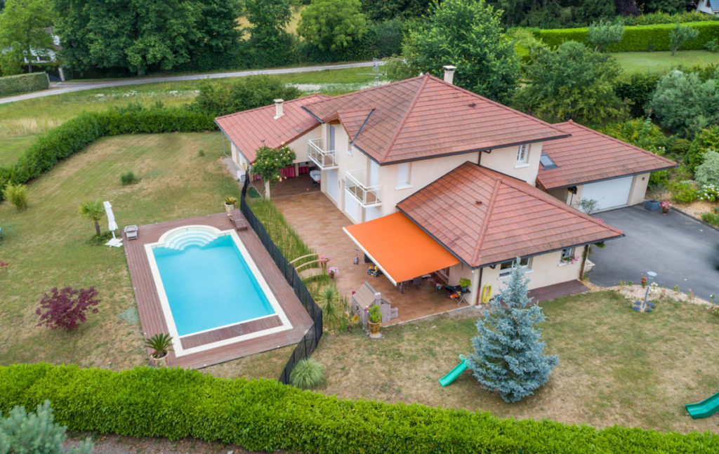 Drone Léman : vue aérienne d'un bien immobilier avec piscine